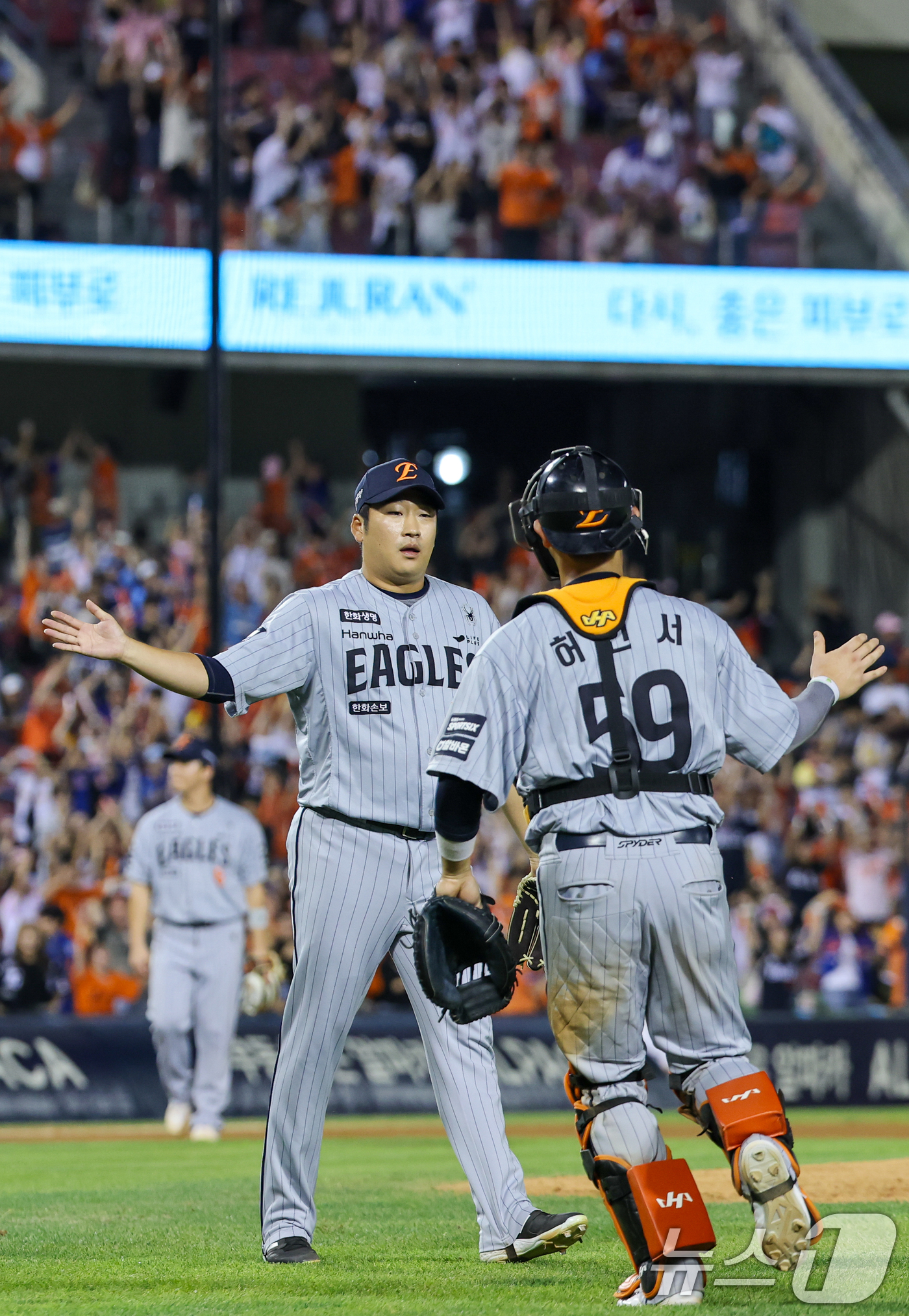 (서울=뉴스1) 안은나 기자 = 12일 오후 서울 송파구 잠실야구장에서 열린 프로야구 '2026 신한은행 SOL KBO리그' 한화 이글스와 두산 베어스의 경기, 연장 접전 끝에 한 …