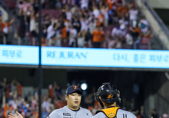 승리 기쁨 나누는 이민우·허인서
