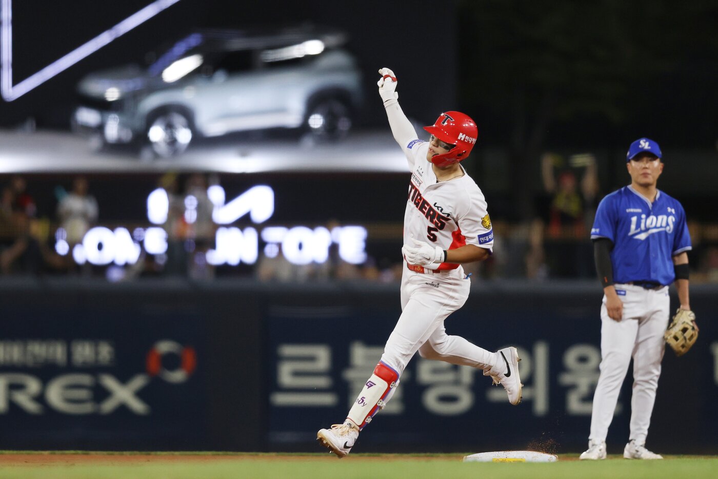 본문 이미지 - KIA 타이거즈 김도영이 12일 열린 KBO리그 광주 삼성 라이온즈전에서 3회말 시즌 34호 홈런을 터뜨린 뒤 기뻐하고 있다. (KIA 타이거즈 제공)