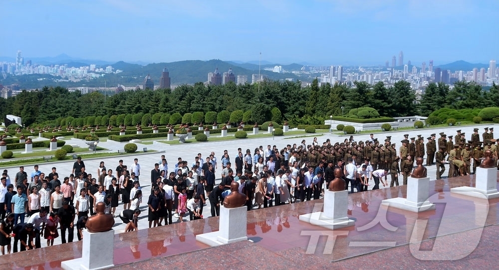 (평양 노동신문=뉴스1) = 북한 노동당 기관지 노동신문은 13일 "뜻깊은 조국해방 81주년(광복절)이 다가올수록 위대한 수령 김일성 동지의 영도 따라 항일의 혈전만리를 헤치며 자 …
