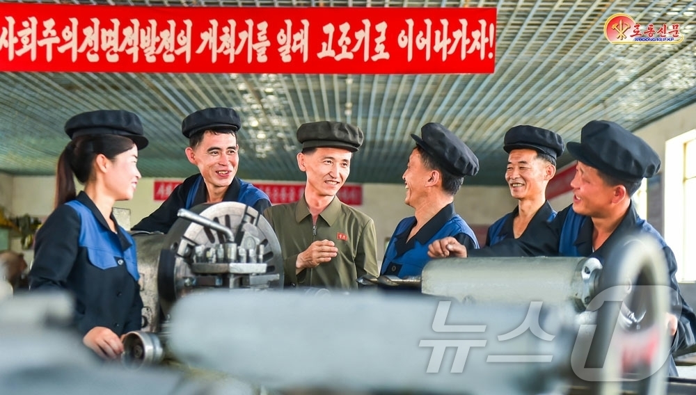 (평양 노동신문=뉴스1) = 북한 노동당 기관지 노동신문은 13일 농기계부속품 생산에서 혁신을 일으키도록 이끌어주고 있는 함경북도 농촌경리위원회의 당 일꾼을 조명했다. [국내에서만 …
