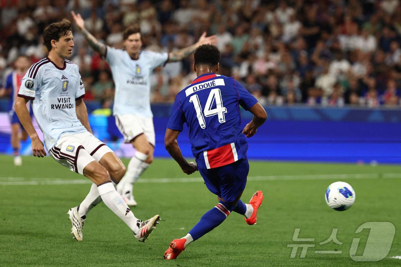 본문 이미지 - PSG 공격수 데지레 두에가 13일(한국시간) 열린 애스턴 빌라와 2026 UEFA 슈퍼컵에서 후반 16분 결승 골을 터뜨려 팀의 2-1 승리를 이끌었다. ⓒ AFP=뉴스1