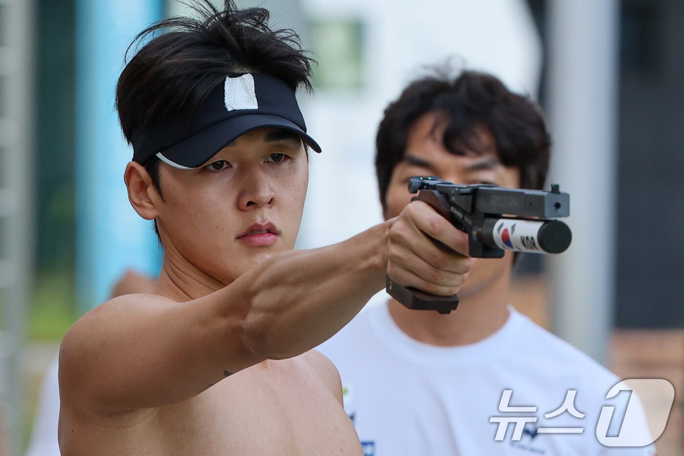 본문 이미지 - 근대5종 남자 국가대표 전웅태가 13일 충북 진천선수촌에서 2026 아이치·나고야 아시안게임 미디어데이 레이저런 훈련을 하고 있다. 2026.8.13 ⓒ 뉴스1 안은나 기자