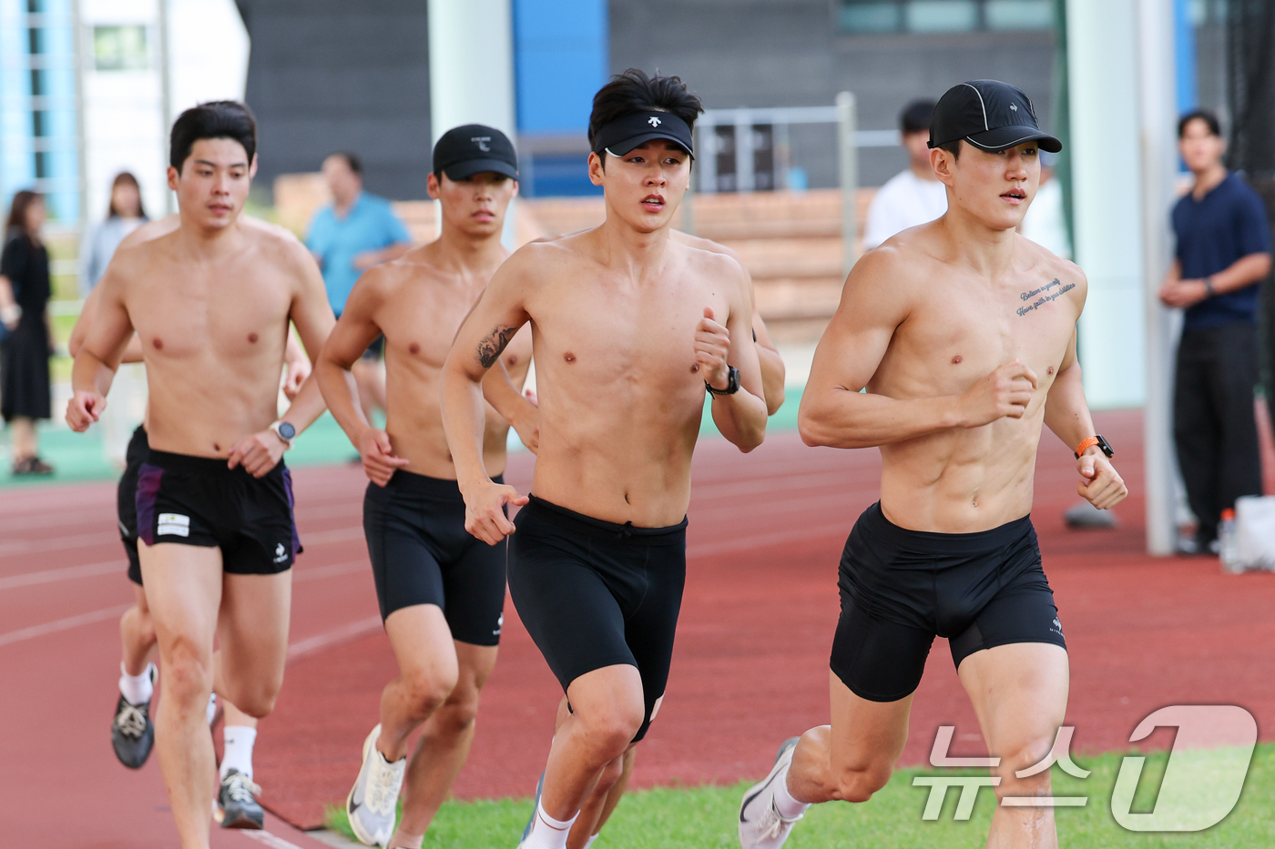 (진천=뉴스1) 안은나 기자 = 근대5종 남자 국가대표 전웅태, 서창완, 이종현, 김영하가 13일 충북 진천선수촌에서 2026 아이치·나고야 아시안게임 미디어데이 레이저런 훈련을 …