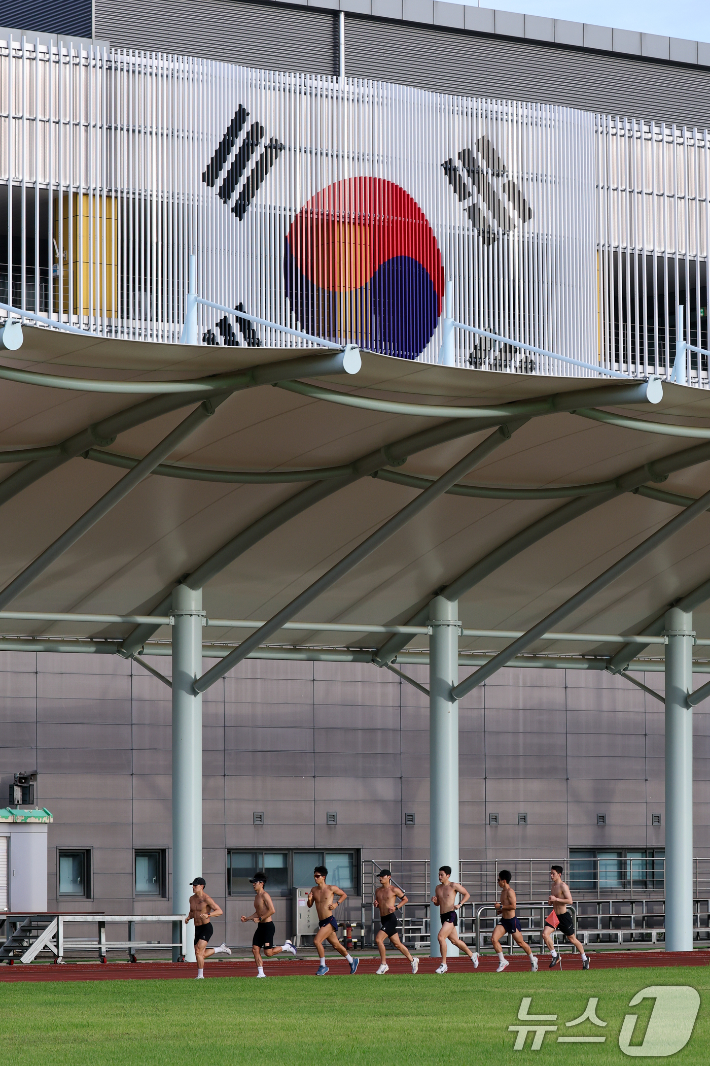 (진천=뉴스1) 안은나 기자 = 근대5종 남자 국가대표 전웅태, 서창완, 이종현, 김영하가 13일 충북 진천선수촌에서 2026 아이치·나고야 아시안게임 미디어데이 레이저런 훈련을 …