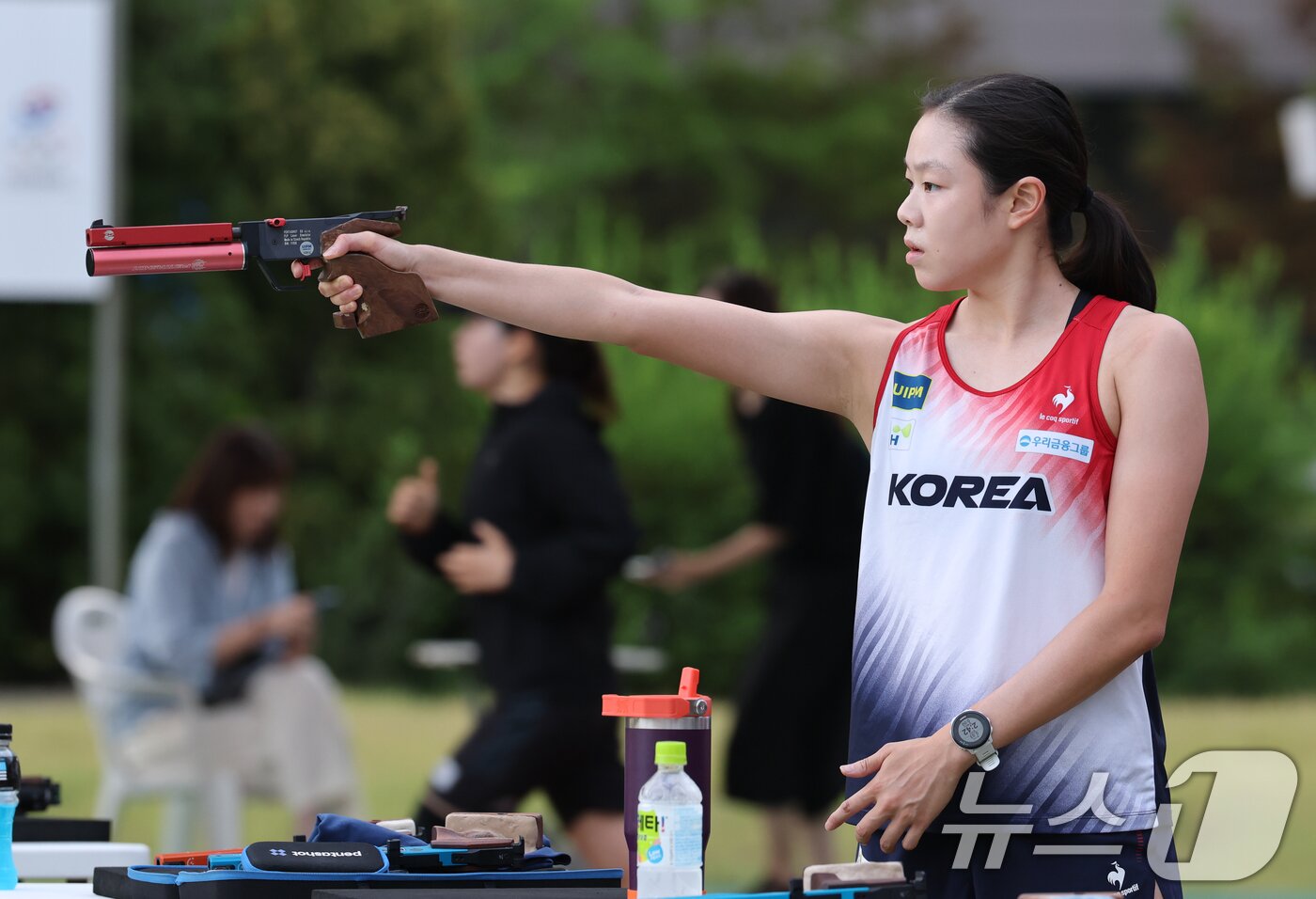 본문 이미지 - 근대5종 여자 국가대표팀 신수민이 13일 충북 진천선수촌에서 2026 아이치·나고야 아시안게임 미디어데이 레이저런 훈련을 하고 있다. 2026.8.13 ⓒ 뉴스1 안은나 기자
