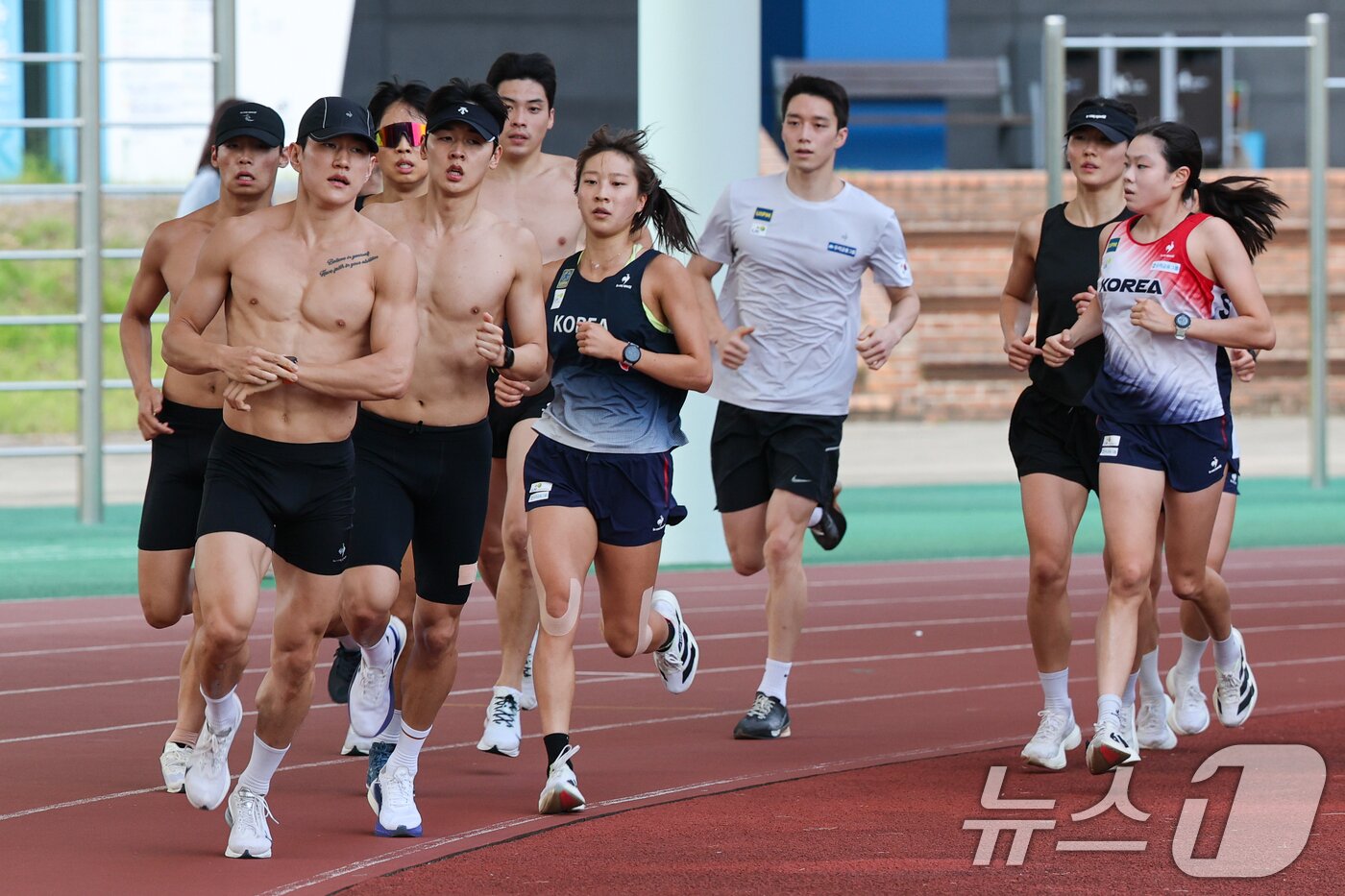 본문 이미지 - 전웅태, 서창완 등 근대5종 국가대표팀 선수들이 13일 충북 진천선수촌에서 2026 아이치·나고야 아시안게임 미디어데이 레이저런 훈련을 하고 있다. 2026.8.13 ⓒ 뉴스1 안은나 기자