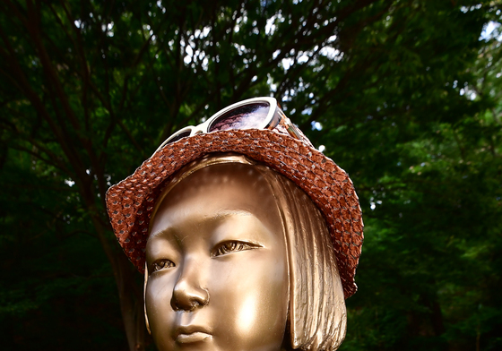 모자와 선글라스 착용한 소녀상