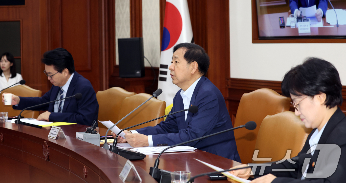 (서울=뉴스1) 김명섭 기자 = 구윤철 경제부총리 겸 재정경제부 장관이 13일 오전 서울 종로구 세종대로 정부서울청사에서 열린 비상경제본부 회의 겸 경제관계장관회의 겸 민생물가 특 …