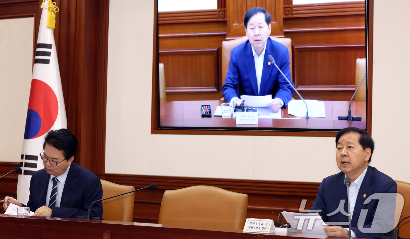 (서울=뉴스1) 김명섭 기자 = 구윤철 경제부총리 겸 재정경제부 장관이 13일 오전 서울 종로구 세종대로 정부서울청사에서 열린 비상경제본부 회의 겸 경제관계장관회의 겸 민생물가 특 …