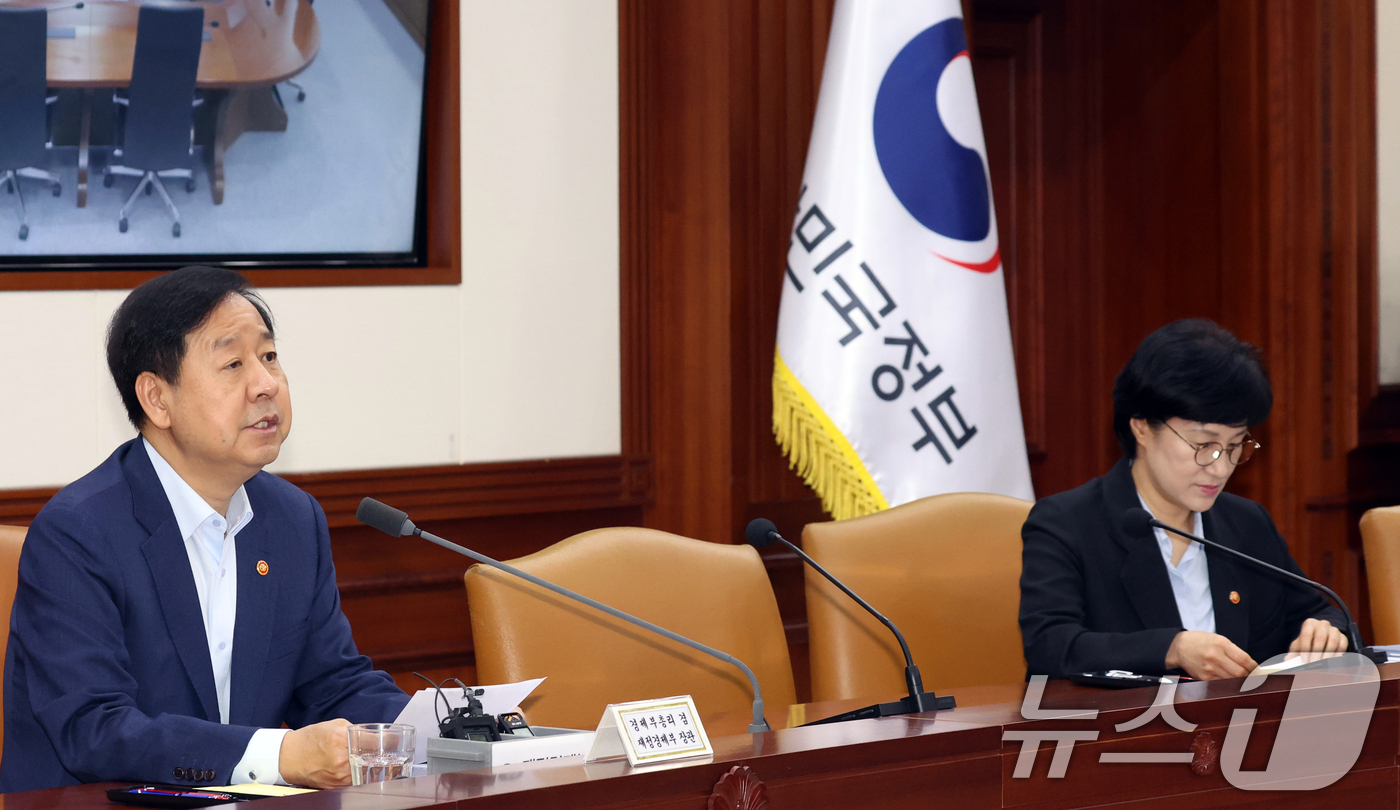 (서울=뉴스1) 김명섭 기자 = 구윤철 경제부총리 겸 재정경제부 장관이 13일 오전 서울 종로구 세종대로 정부서울청사에서 열린 비상경제본부 회의 겸 경제관계장관회의 겸 민생물가 특 …