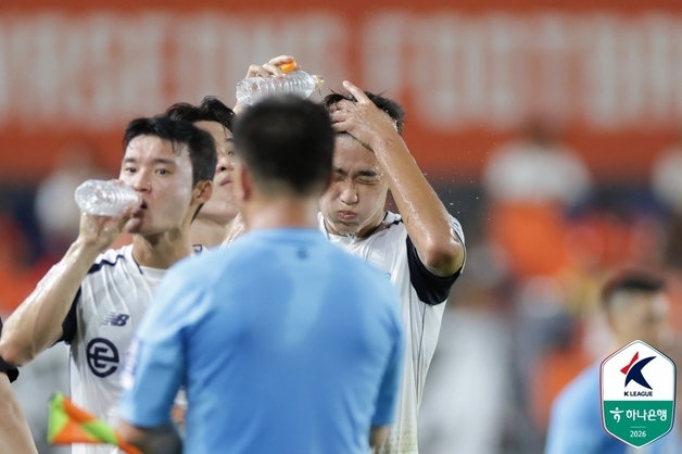살인적 폭염에 '선수 치명상' 우려…'가을에 시작해 봄에 끝내는 축구로'