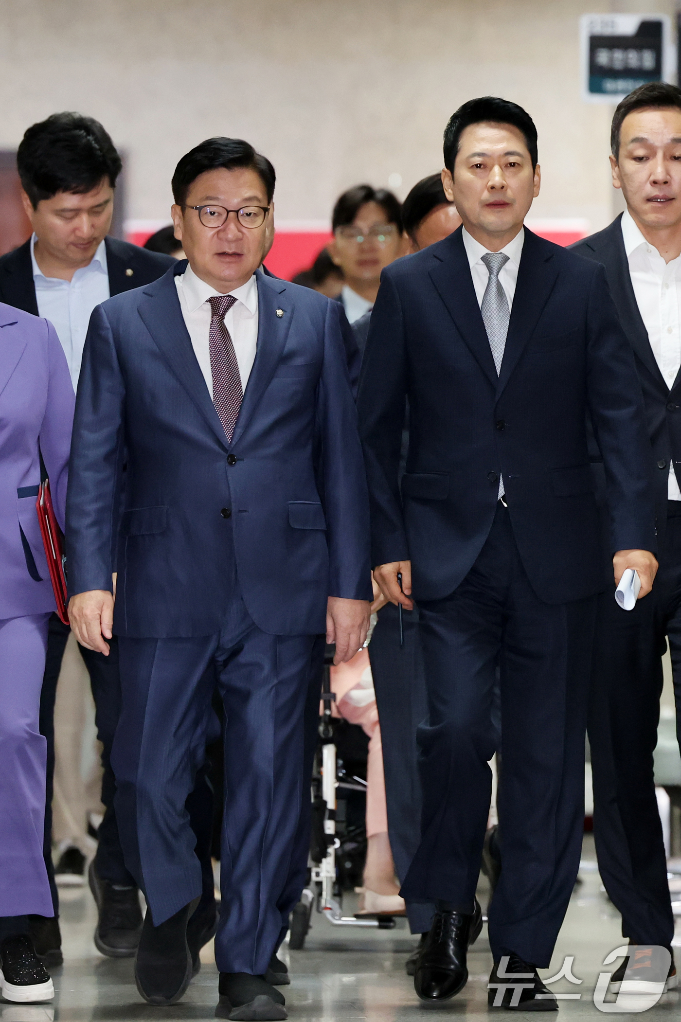 (서울=뉴스1) 황기선 기자 = 국민의힘 장동혁 대표와 정점식 원내대표가 13일 오전 서울 여의도 국회에서 열린 최고위원회의에 참석하고 있다.  2026.8.13/뉴스1