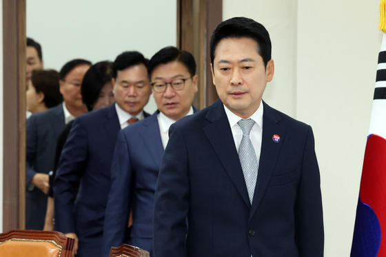 회의 참석하는 장동혁 대표