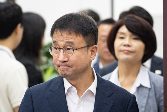 굳은 표정의 한병도 민주당 대표 직무대행