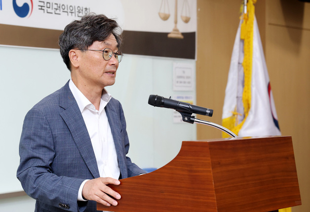 모의행정심판 경연대회 인사말 하는 정일연 권익위원장