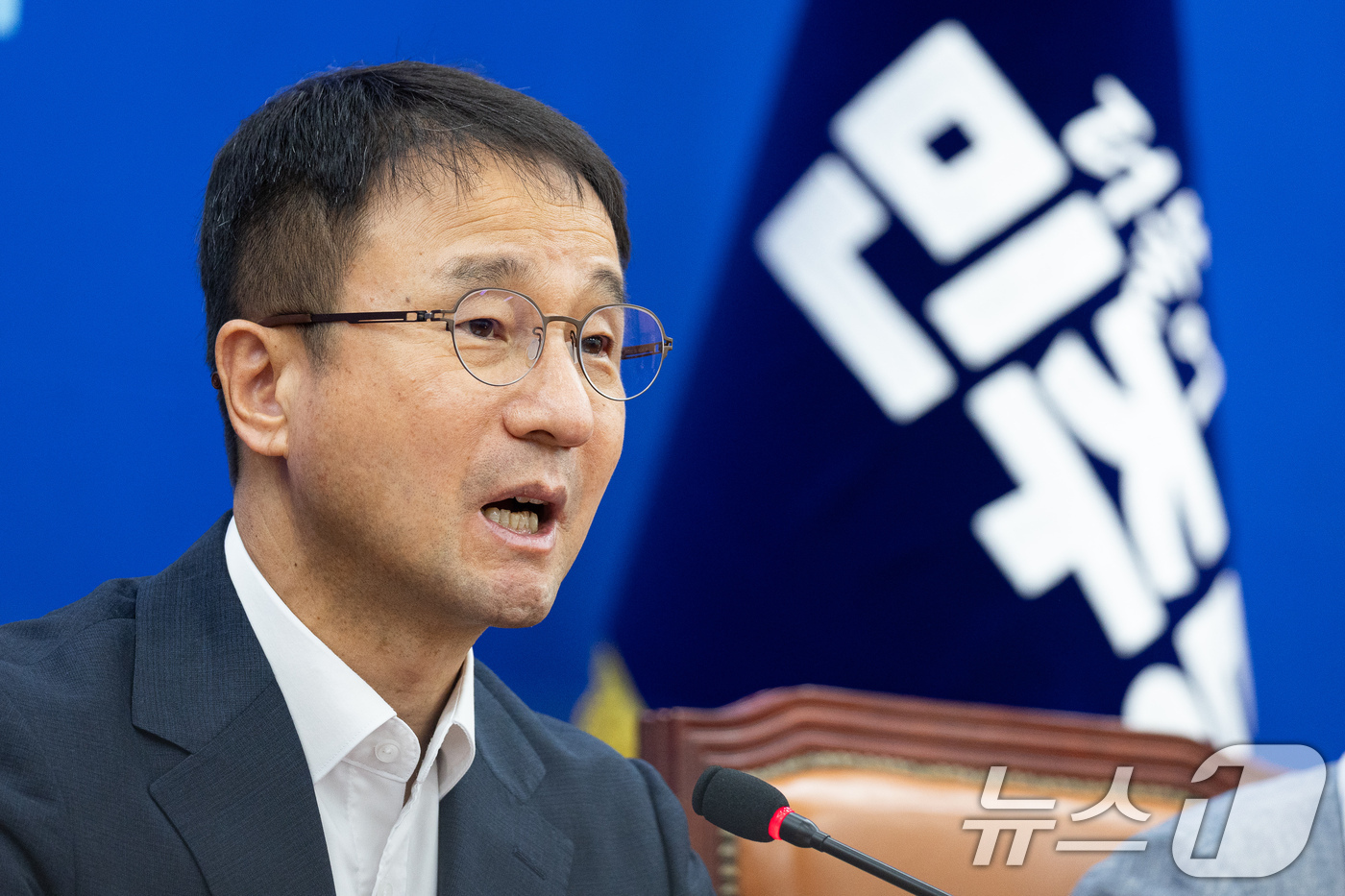 (서울=뉴스1) 유승관 기자 = 한병도 더불어민주당 당대표 직무대행 겸 원내대표가 13일 서울 여의도 국회에서 열린 정책조정회의에서 모두 발언을 하고 있다. 2026.8.13/뉴스 …