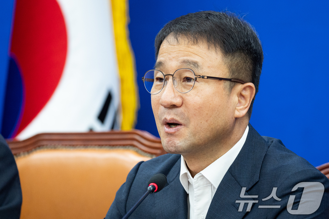 (서울=뉴스1) 유승관 기자 = 한병도 더불어민주당 당대표 직무대행 겸 원내대표가 13일 서울 여의도 국회에서 열린 정책조정회의에서 모두 발언을 하고 있다. 2026.8.13/뉴스 …