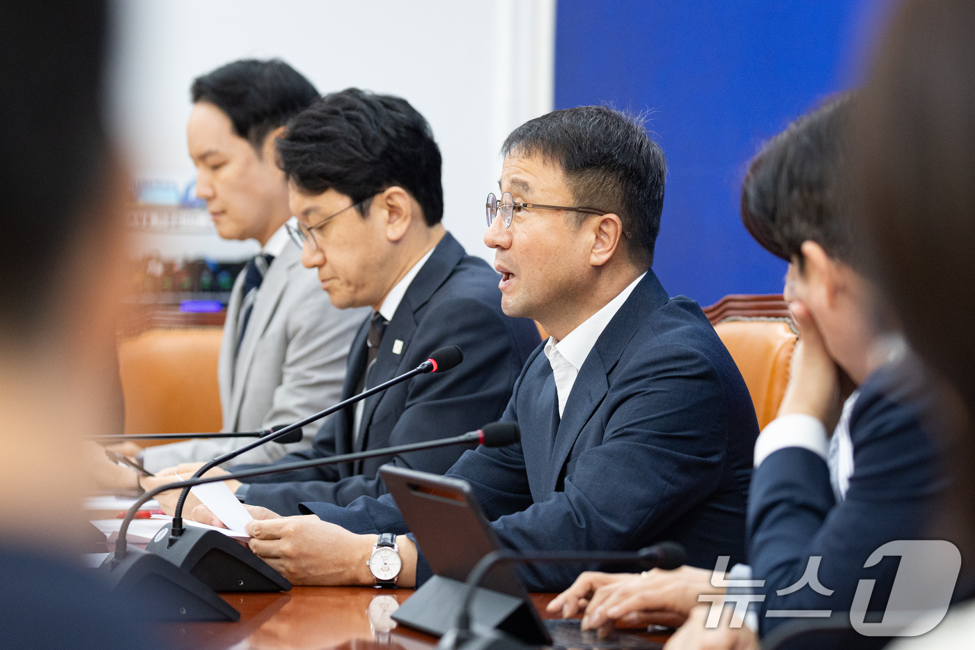 (서울=뉴스1) 유승관 기자 = 한병도 더불어민주당 당대표 직무대행 겸 원내대표가 13일 서울 여의도 국회에서 열린 정책조정회의에서 모두 발언을 하고 있다. 2026.8.13/뉴스 …