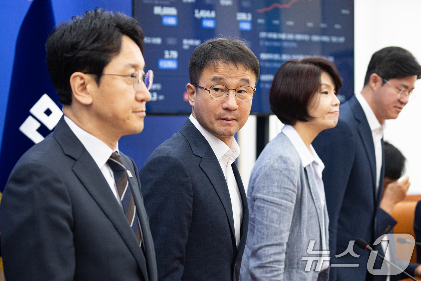 (서울=뉴스1) 유승관 기자 = 한병도 더불어민주당 당대표 직무대행 겸 원내대표를 비롯한 원내지도부가 13일 서울 여의도 국회에서 열린 정책조정회의에 참석하고 있다. 2026.8. …