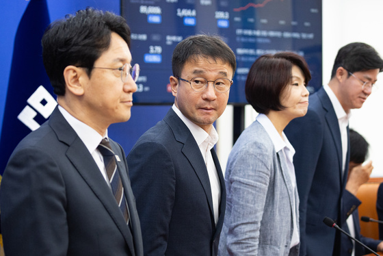 원내지도부 바라보는 한병도 민주당 대표 직무대행