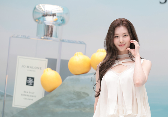 트와이스 사나, 안구정화 미소