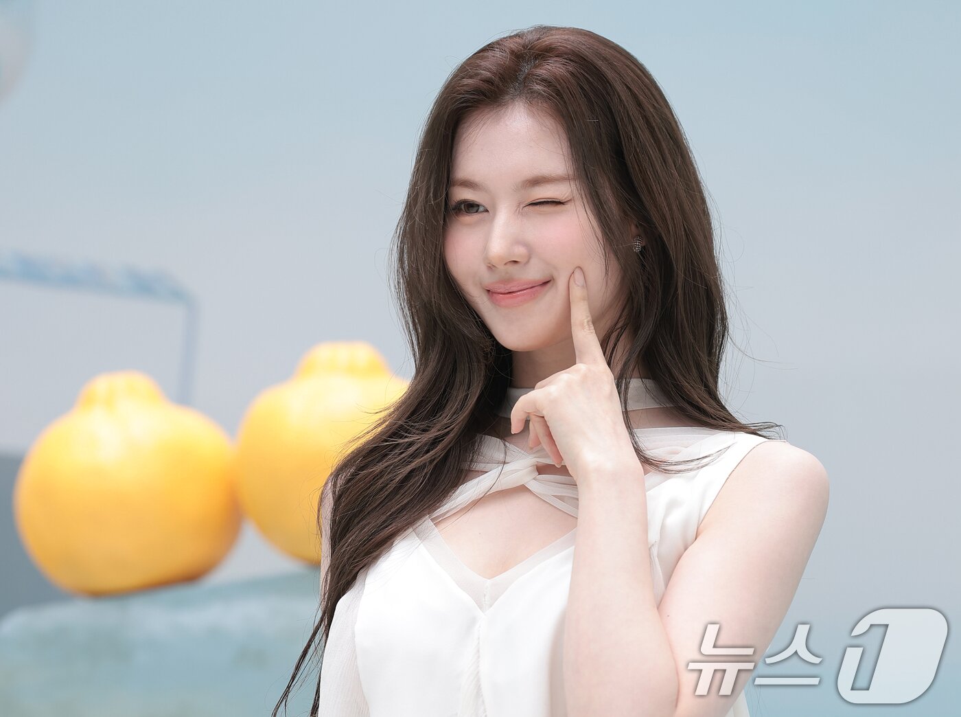 본문 이미지 - 트와이스(TWICE) 사나가 13일 오전 서울 성동구 인근에서 열린 ‘조 말론 런던’ 씨 솔트 앤 베르가못 코롱 출시 기념 성수 팝업스토어를 찾아 인사를 하고 있다. ⓒ 뉴스1 권현진 기자