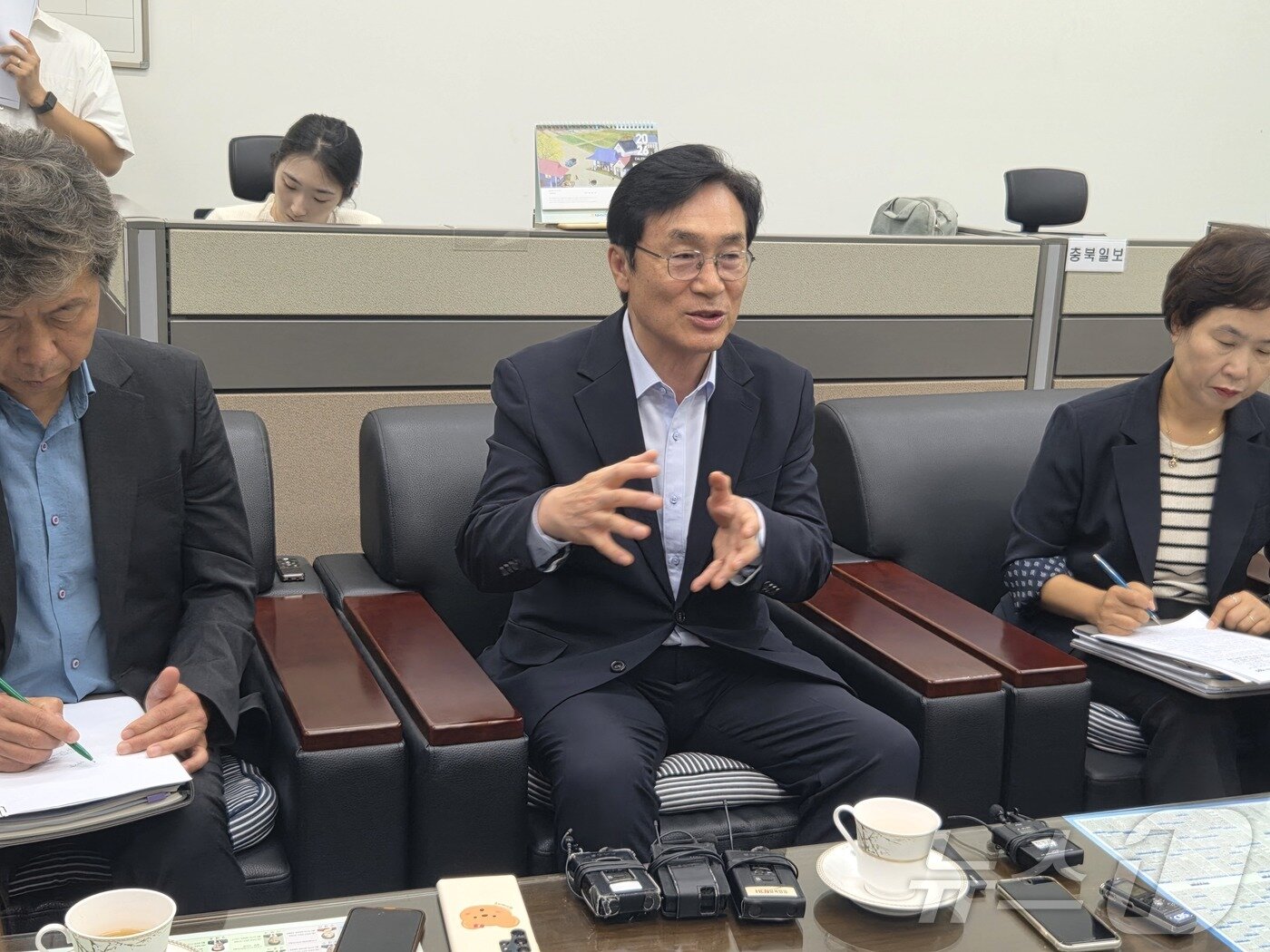 본문 이미지 - 이장섭 청주시장이 13일 청주시청 기자실에서 생활자원회수센터의 현도면 사업지 보완 추진 이유를 설명하고 있다. 2026.8.13 ⓒ 뉴스1
