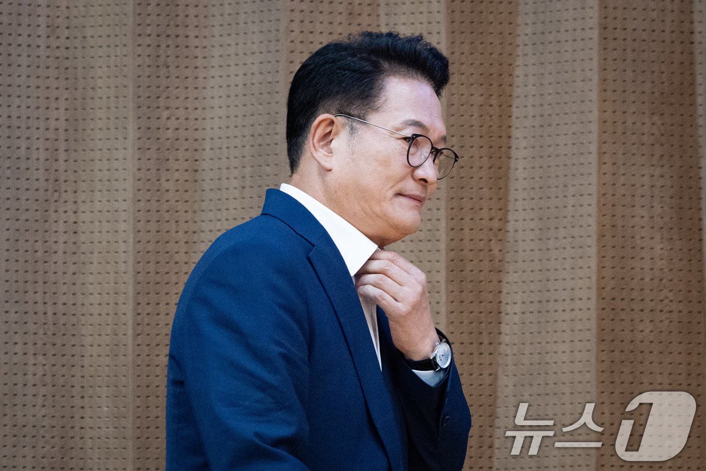(서울=뉴스1) 유승관 기자 = 송영길 더불어민주당 당대표 후보가 13일 서울 여의도 국회 소통관에서 열린 민생현안 관련 기자회견에 입장하고 있다. 2026.8.13/뉴스1