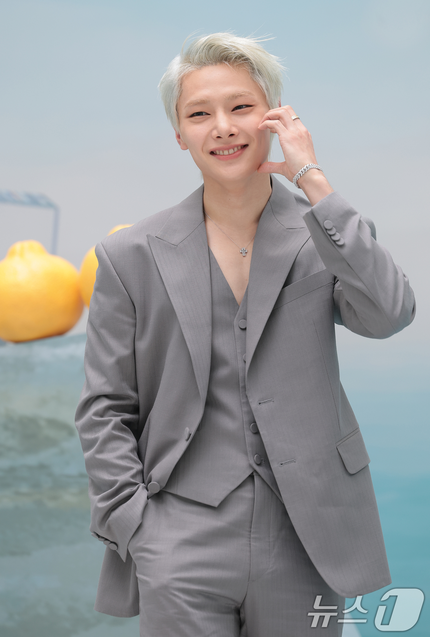 (서울=뉴스1) 권현진 기자 = 스트레이 키즈(Stray Kids) 아이엔이 13일 오전 서울 성동구 인근에서 열린 ‘조 말론 런던’ 씨 솔트 앤 베르가못 코롱 출시 기념 성수 팝 …