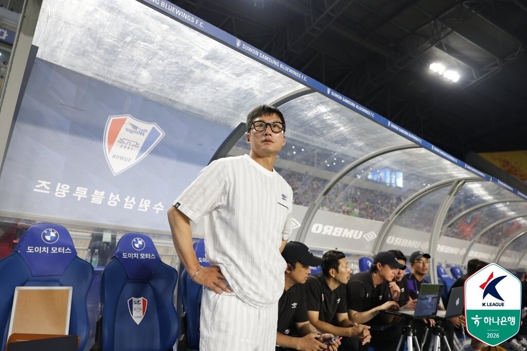 본문 이미지 - 시즌 중반 다소 고전했던 이정효 감독의 수원삼성은 최근 1위 자리를 되찾았다. (한국프로축구연맹 제공)
