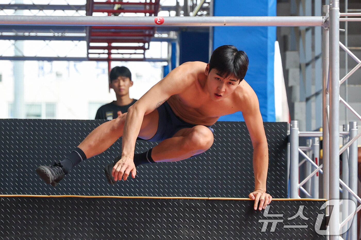 본문 이미지 - 근대5종 국가대표 전웅태가 13일 충북 진천선수촌에서 열린 2026 아이치·나고야 아시안게임 미디어데이에서 장애물 훈련을 하고 있다. 2026.8.13 ⓒ 뉴스1 안은나 기자