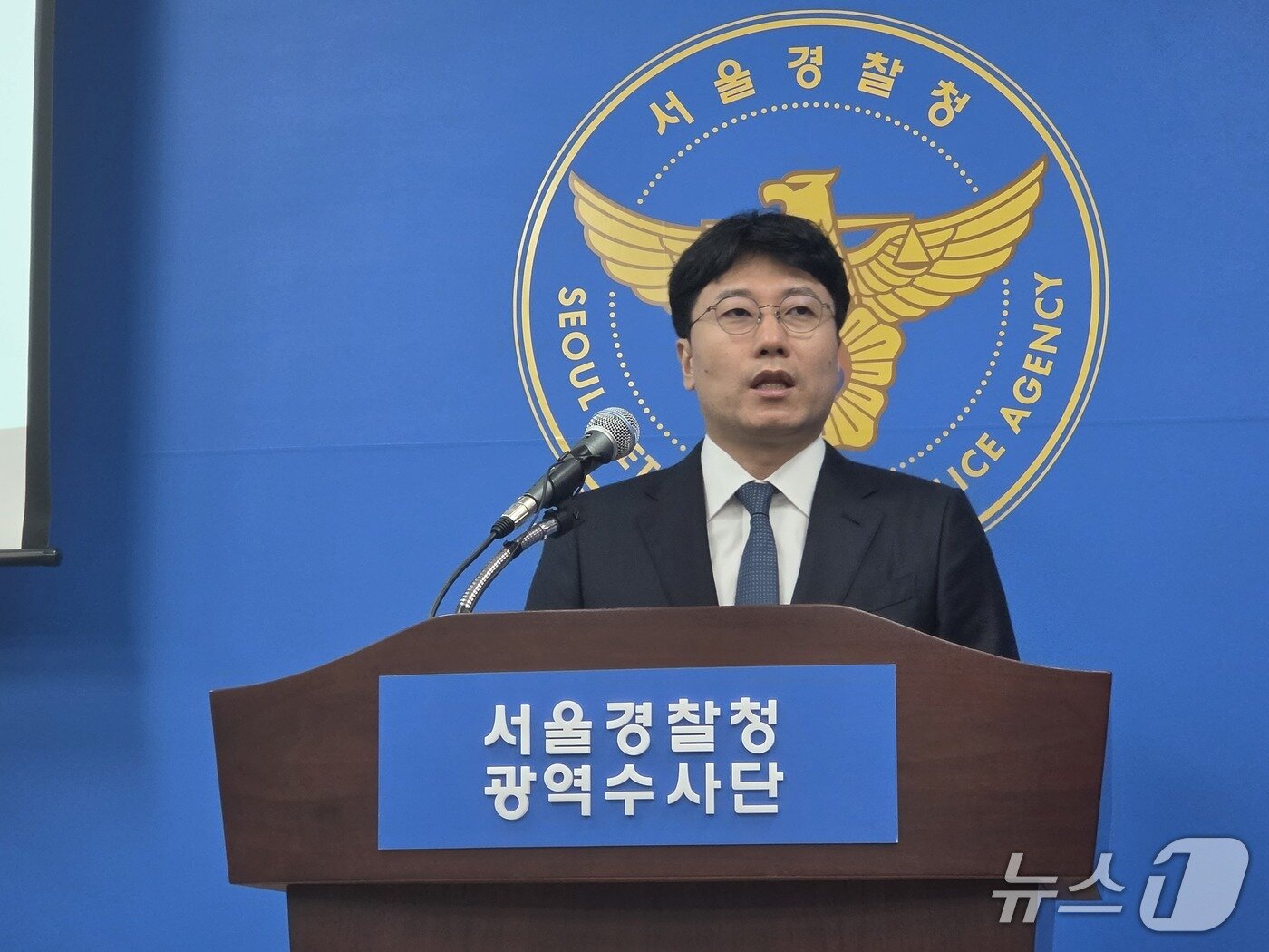 본문 이미지 - 이계형 서울경찰청 피싱사기수사2계장이 13일 서울경찰청 마포청사에서 피싱사기 조직원 검거 결과 브리핑을 진행하고 있다. 2026.8.13 ⓒ 뉴스1 권준언 기자