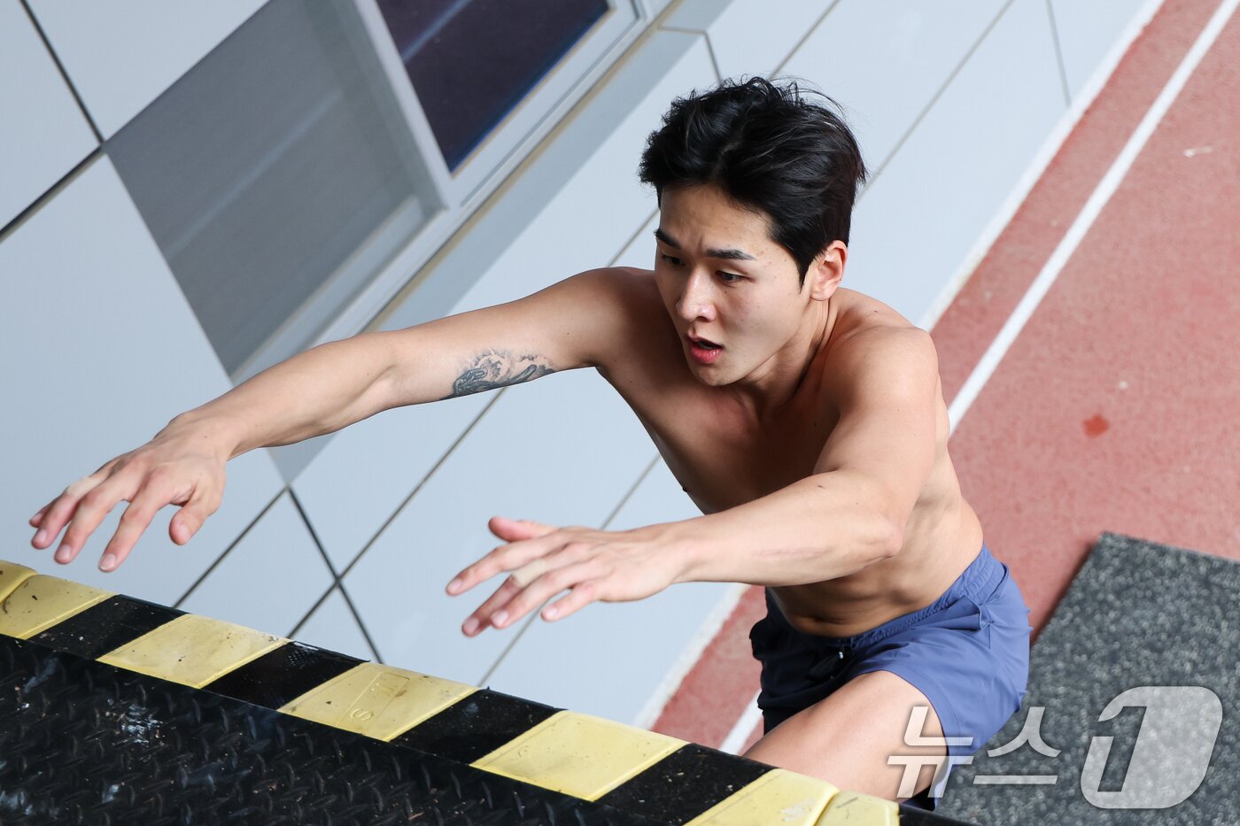 본문 이미지 - 근대5종 국가대표 전웅태가 13일 충북 진천선수촌에서 열린 2026 아이치·나고야 아시안게임 미디어데이에서 장애물 훈련을 하고 있다. 2026.8.13 ⓒ 뉴스1 안은나 기자