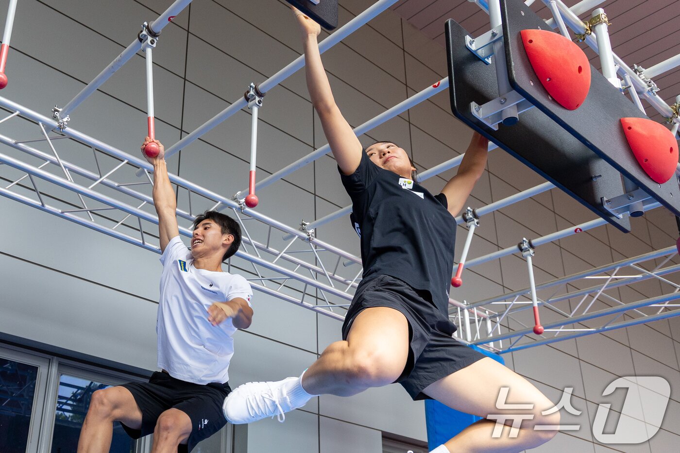 본문 이미지 - 근대5종 국가대표 성승민, 이종현이 13일 충북 진천선수촌에서 열린 2026 아이치·나고야 아시안게임 미디어데이에서 장애물 훈련을 하고 있다. 2026.8.13 ⓒ 뉴스1 안은나 기자