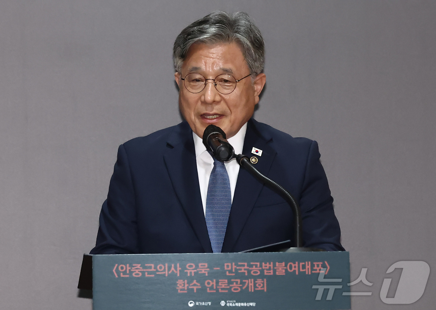 (서울=뉴스1) 김민지 기자 = 허민 국가유산청장이 13일 오전 서울 중구 덕수궁 중명전에서 열린 안중근 의사 유묵 ‘만국공법불여대포(萬國公法不如大砲)’ 환수 언론공개회에서 인사말 …