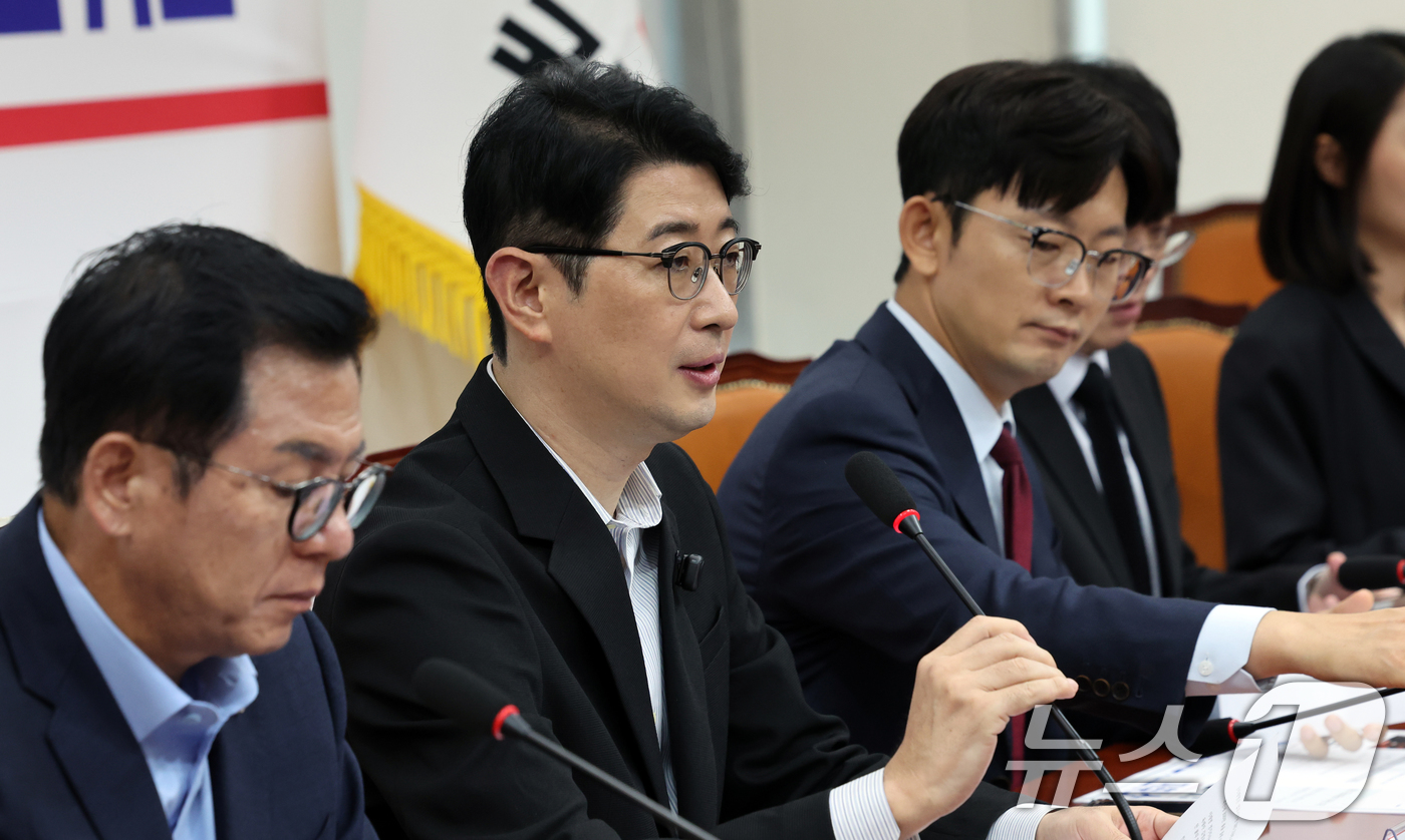 (서울=뉴스1) 황기선 기자 = 주진우 국민의힘 이재명 대통령 재판취소 저지특위 위원장이 13일 오전 서울 여의도 국회에서 열린 '이재명 대통령 재판취소 저지특위 회의'에서 모두발 …
