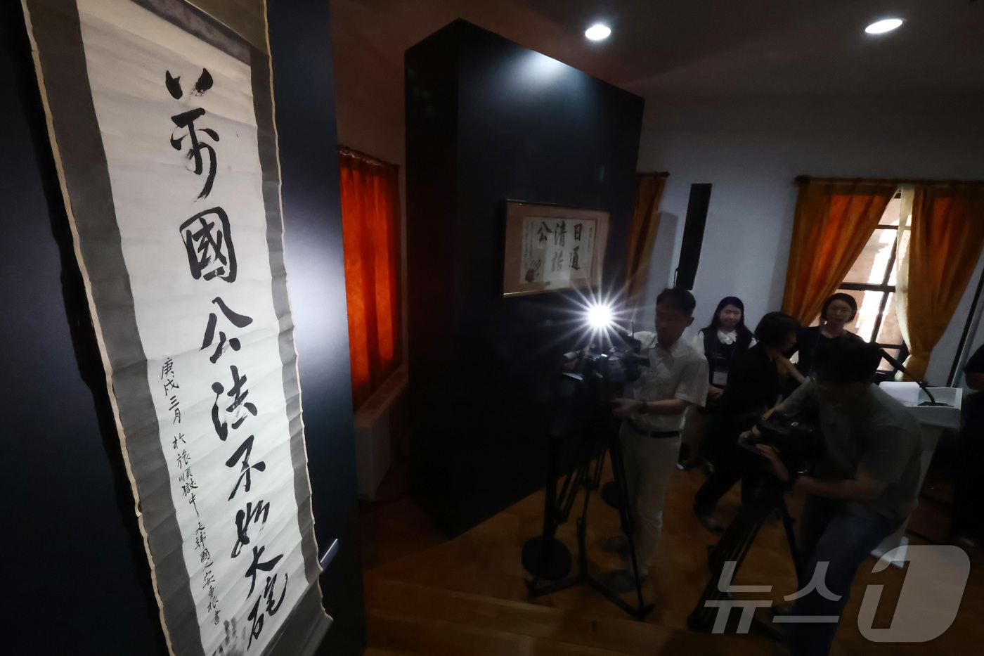 (서울=뉴스1) 김민지 기자 = 13일 오전 서울 중구 덕수궁 중명전에서 열린 안중근 의사 유묵 ‘만국공법불여대포(萬國公法不如大砲)’ 환수 언론공개회에서 안 의사가 순국을 앞두고 …