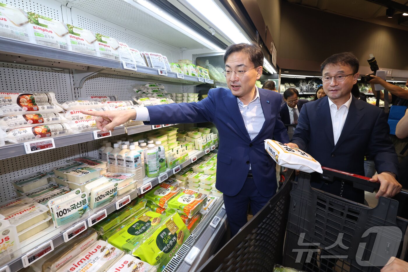 본문 이미지 - 신장식 조국혁신당 대표(왼쪽)와 한병도 더불어민주당 당대표 직무대행 겸 원내대표가 13일 오전 서울 강서구 홈플러스 강서점에서 홈플러스 '우리동네 홈플러스, 우리가 살려요!' 캠페인 후 장을 보고 있다. (공동취재) 2026.8.13 ⓒ 뉴스1 김성진 기자