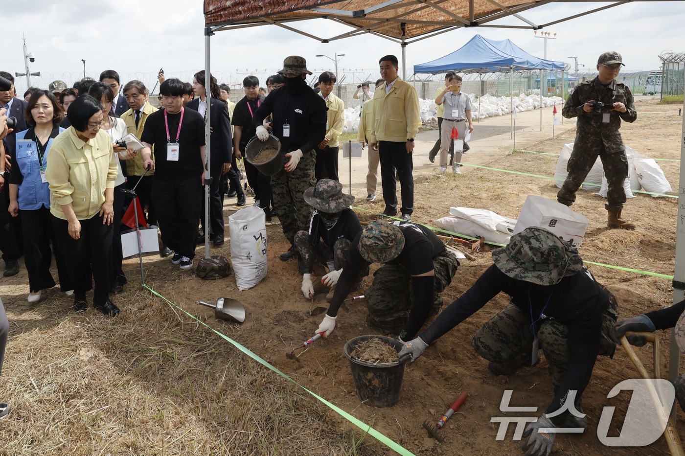 (무안=뉴스1) 김태성 기자 = 한성숙 국무총리가 13일 전남광주통합특별시 무안공항 제주항공 여객기 참사 재수색 현장을 방문해 군장병을 위로하고 있다. 2026.8.13/뉴스1