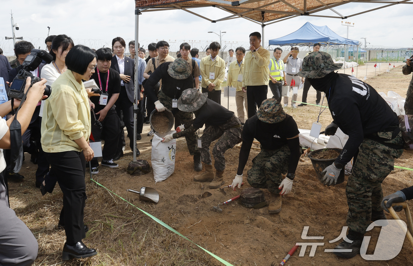 (무안=뉴스1) 김태성 기자 = 한성숙 국무총리가 13일 전남광주통합특별시 무안공항 제주항공 여객기 참사 재수색 현장을 방문해 군장병을 위로하고 있다. 2026.8.13/뉴스1