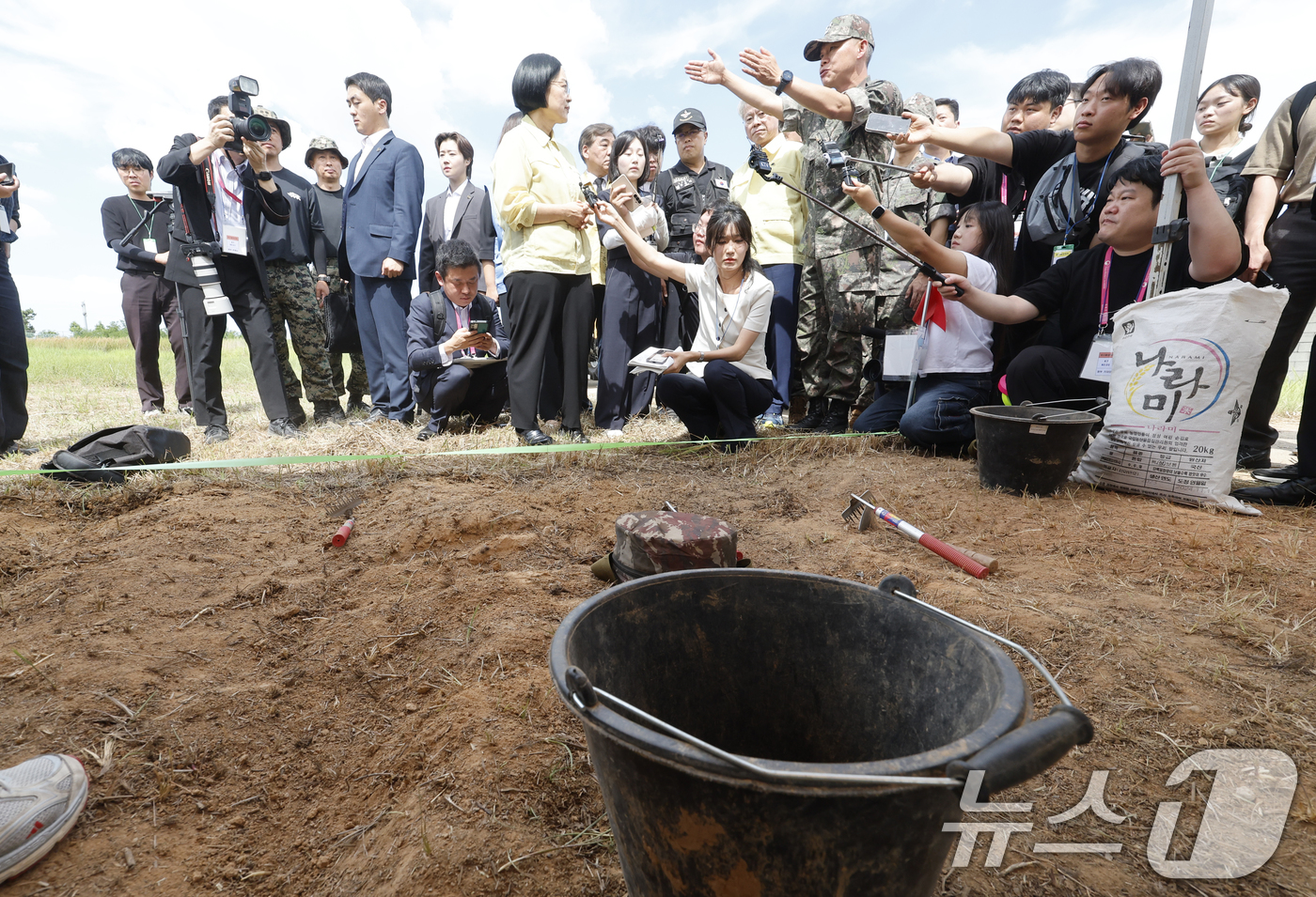 (무안=뉴스1) 김태성 기자 = 한성숙 국무총리가 13일 전남광주통합특별시 무안공항을 찾아 제주항공 여객기 참사 재수색 현장을 둘러보고 있다. 2026.8.13/뉴스1