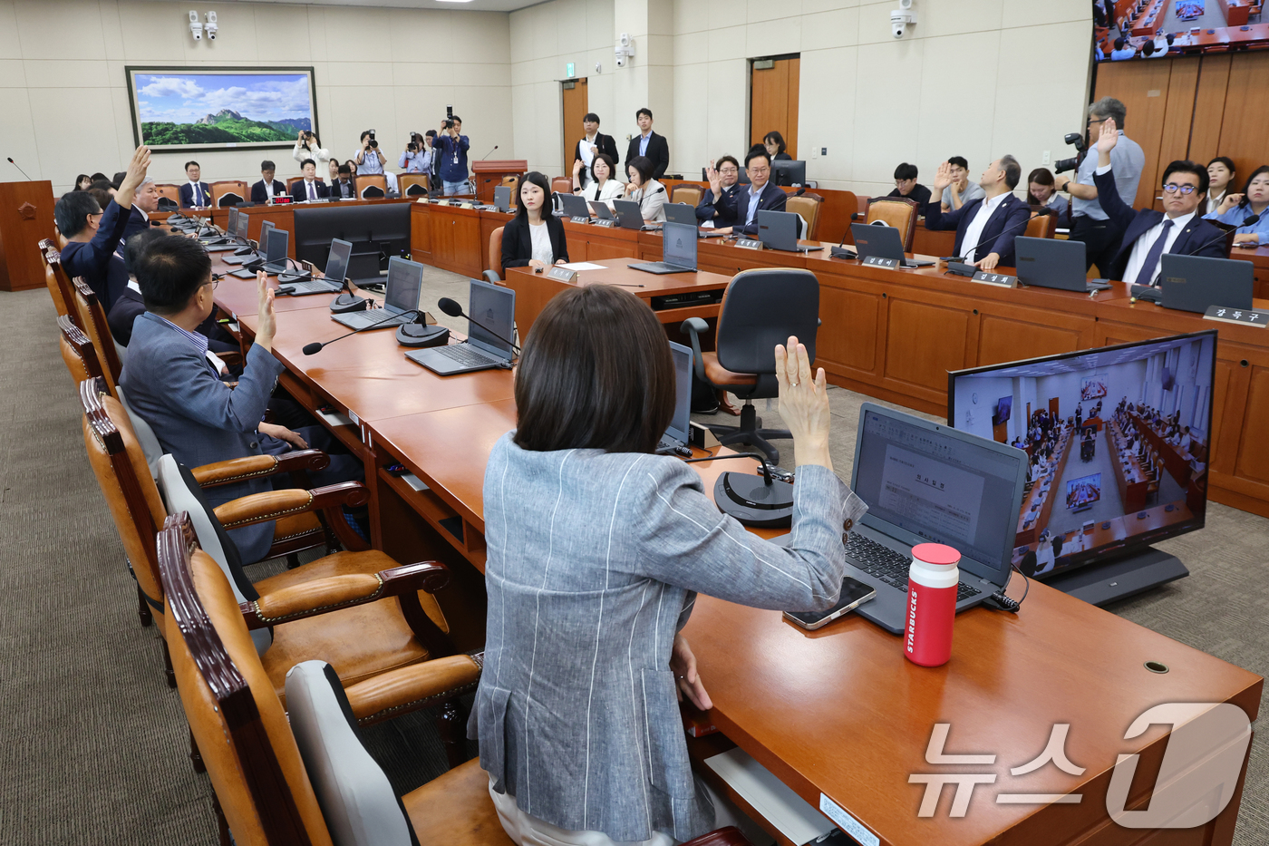 (서울=뉴스1) 황기선 기자 = 13일 오전 서울 여의도 국회에서 열린 기후위기특별위원회 전체회의에서 의원들이 '기후위기 대응을 위한 탄소중립·녹색성장 기본법 일부개정법률안 대안' …