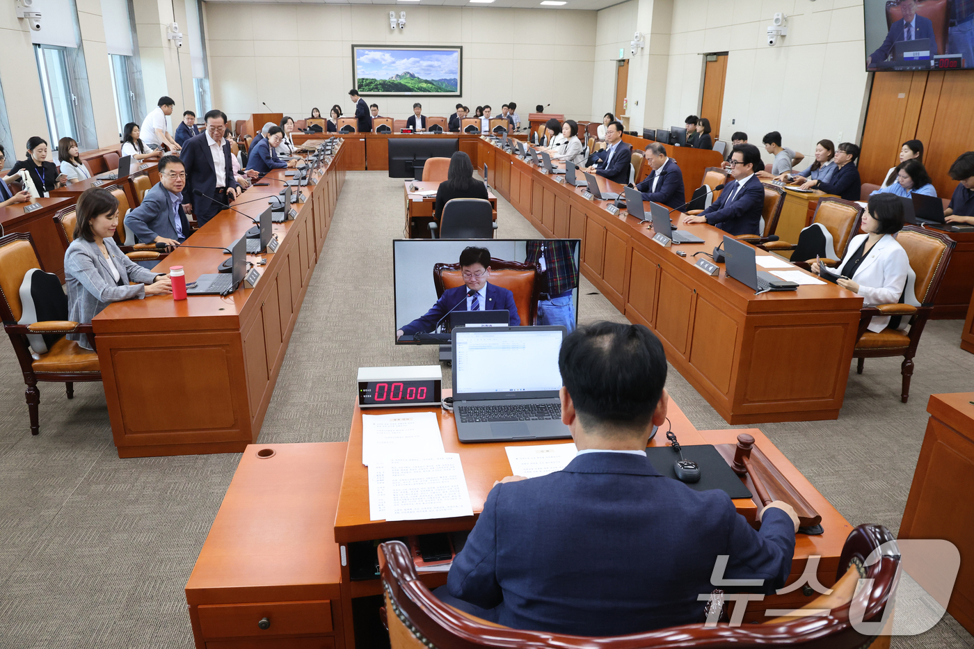 (서울=뉴스1) 황기선 기자 = 김정호 기후특위 위원장이 13일 오전 서울 여의도 국회에서 열린 기후위기특별위원회 전체회의에서 의사봉을 두드리고 있다.  2026.8.13/뉴스1