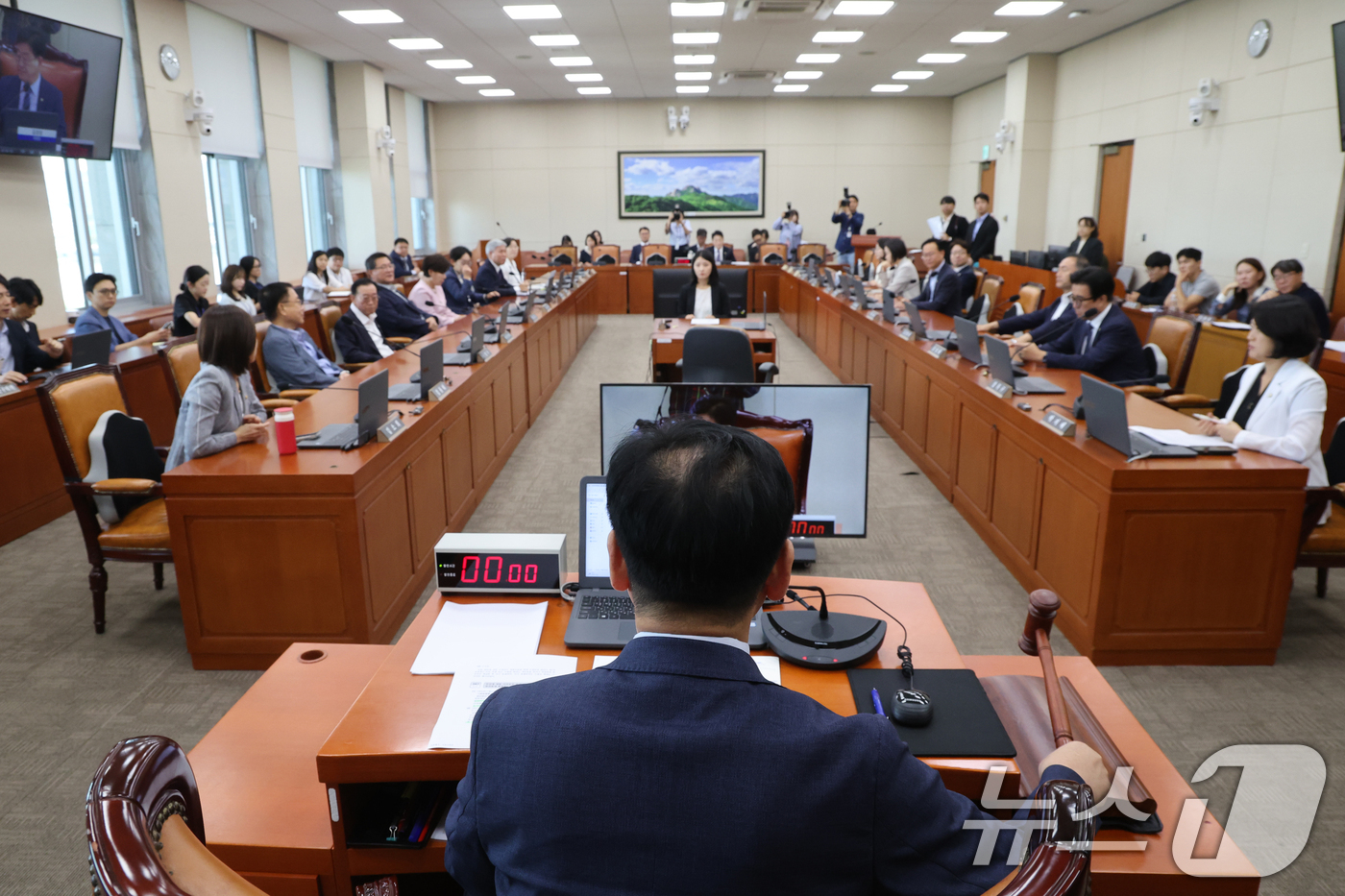 (서울=뉴스1) 황기선 기자 = 김정호 기후특위 위원장이 13일 오전 서울 여의도 국회에서 열린 기후위기특별위원회 전체회의에서 의사봉을 두드리고 있다.  2026.8.13/뉴스1