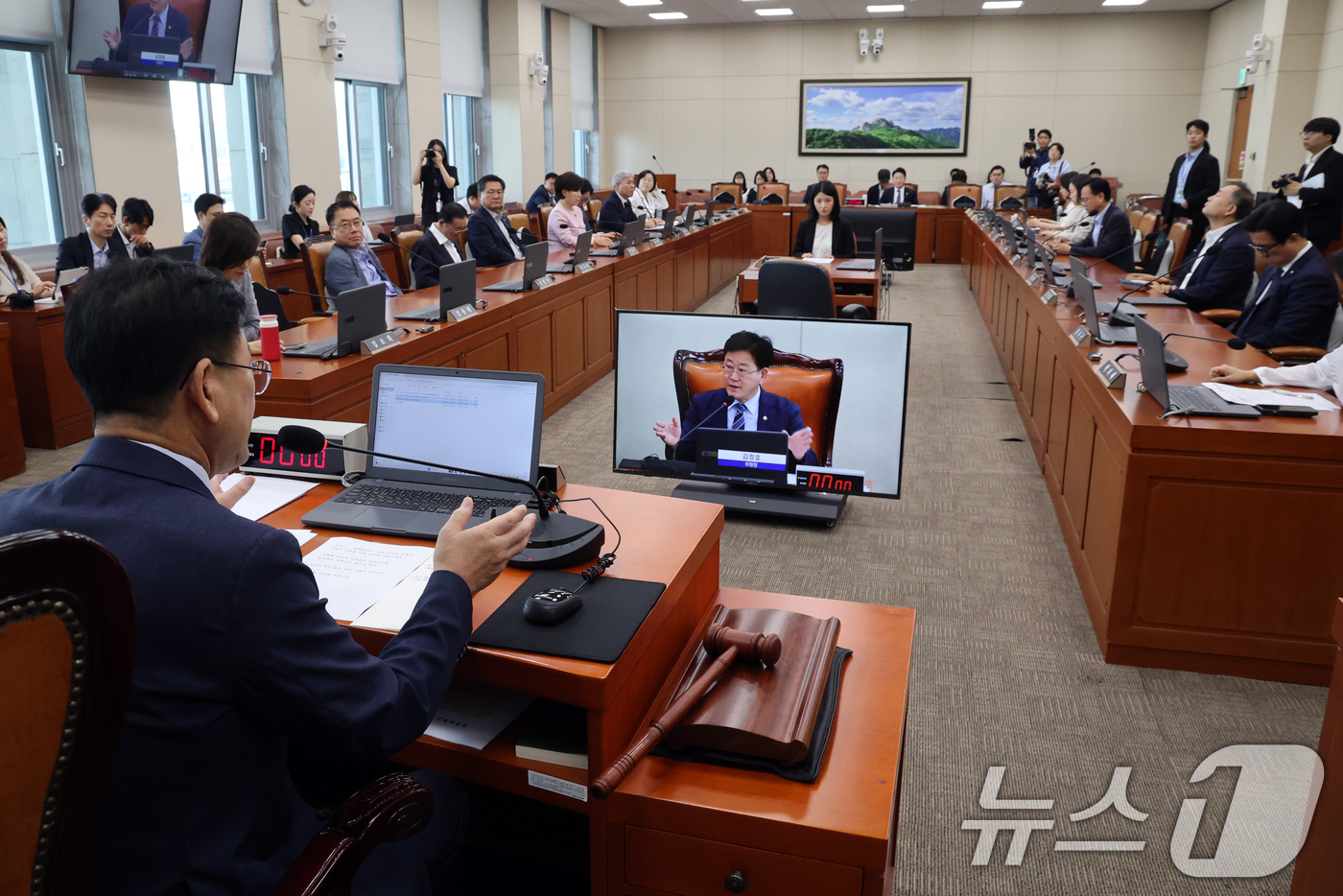(서울=뉴스1) 황기선 기자 = 김정호 기후특위 위원장이 13일 오전 서울 여의도 국회에서 열린 기후위기특별위원회 전체회의에서 발언을 하고 있다.  2026.8.13/뉴스1