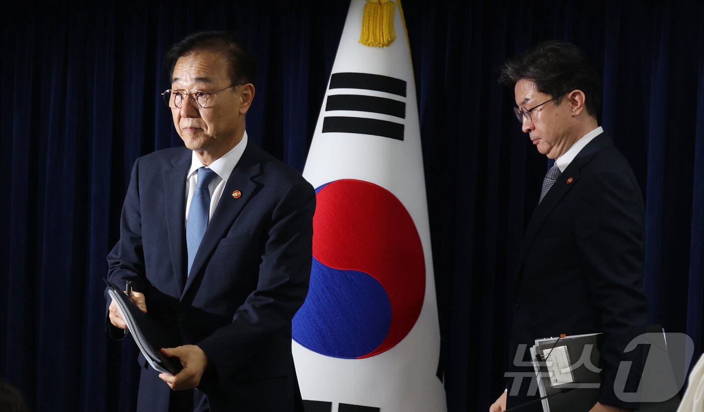 본문 이미지 - 김윤덕 국토교통부 장관과 이억만 금융위원장이 13일 서울 종로구 세종대로 정부서울청사에서 전월세 및 매매시장 안정을 위한 주택 신속공급 방안 및 부동산 시장 안정을 위한 금융 종합대책 발표를 마친 후 이동하고 있다. ⓒ 뉴스1 김명섭 기자