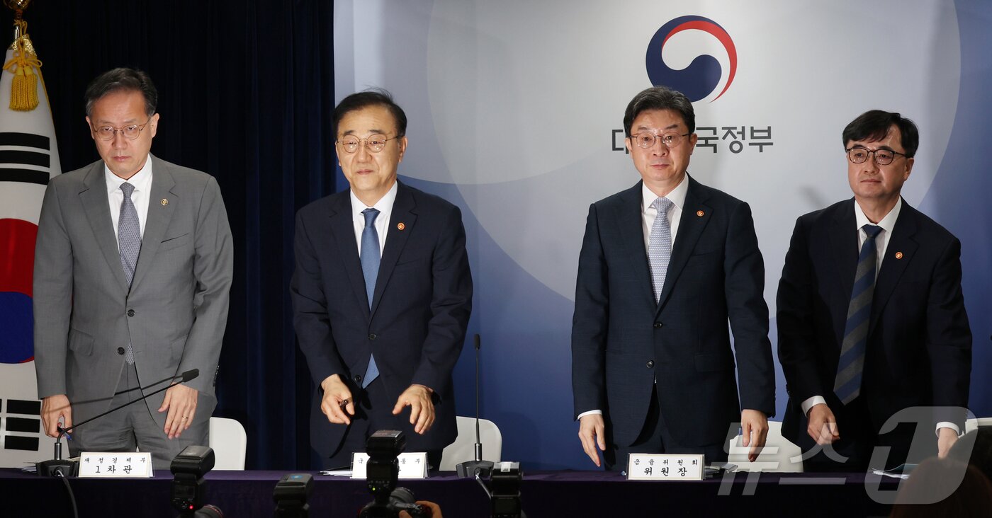 본문 이미지 - 김윤덕 국토교통부 장관 등이 13일 서울 종로구 세종대로 정부서울청사에서 전월세 및 매매시장 안정을 위한 주택 신속공급 방안 및 부동산 시장 안정을 위한 금융 종합대책 발표를 마친 후 자리에서 일어서고 있다. 왼쪽부터 이형일 재정경제부 1차관, 김 장관, 이억만 금융위원장, 임기근 국무조정실장. ⓒ 뉴스1 김명섭 기자