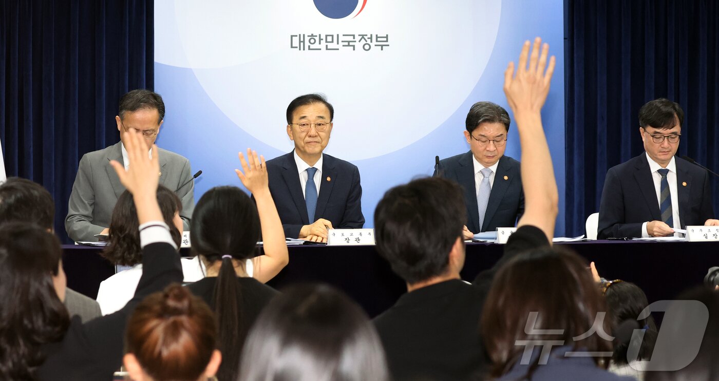 본문 이미지 - 김윤덕 국토교통부 장관 등이 13일 서울 종로구 세종대로 정부서울청사에서 전월세 및 매매시장 안정을 위한 주택 신속공급 방안 및 부동산 시장 안정을 위한 금융 종합대책 발표 후 취재진의 질문을 받고 있다. 왼쪽부터 이형일 재정경제부 1차관, 김 장관, 이억만 금융위원장, 임기근 국무조정실장. ⓒ 뉴스1 김명섭 기자