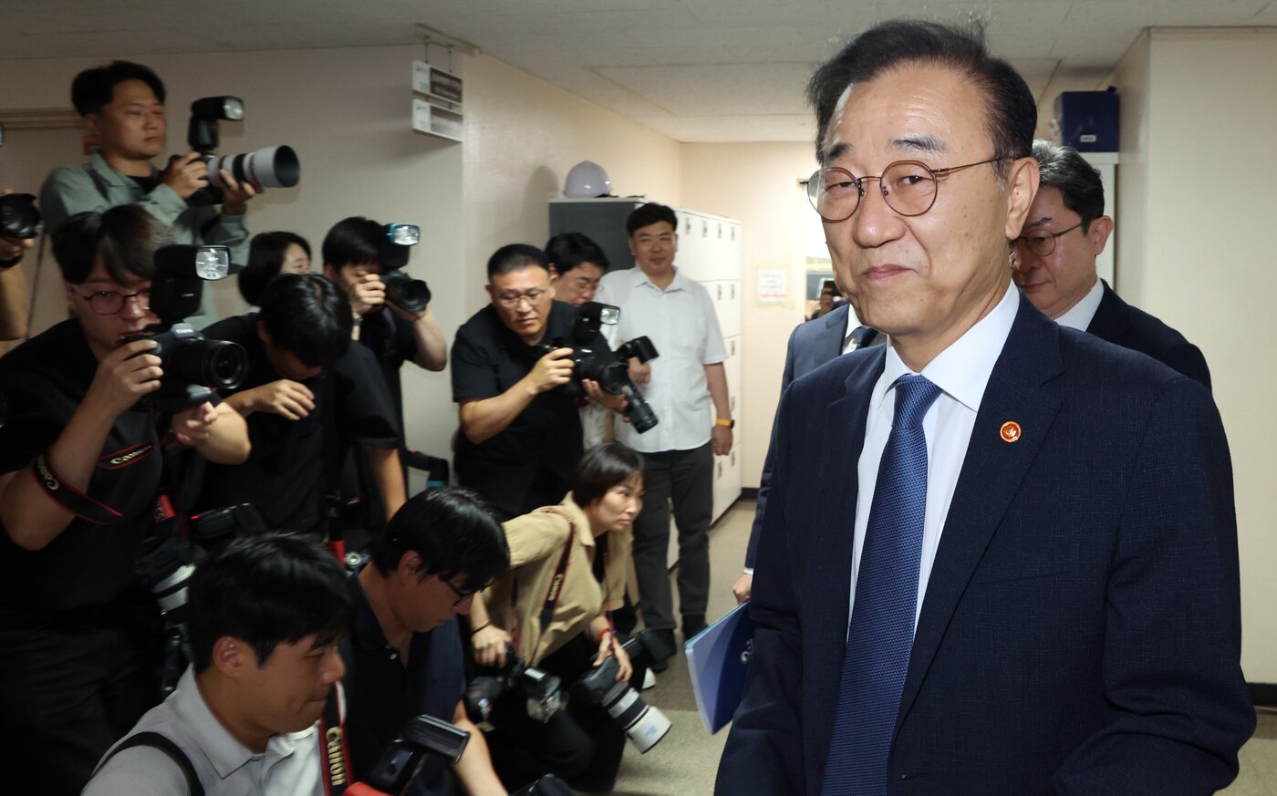 본문 이미지 - 김윤덕 국토교통부 장관 등이 13일 서울 종로구 세종대로 정부서울청사에서 전월세 및 매매시장 안정을 위한 주택 신속공급 방안 및 부동산 시장 안정을 위한 금융 종합대책 발표를 위해 이동하고 있다. ⓒ 뉴스1 김명섭 기자